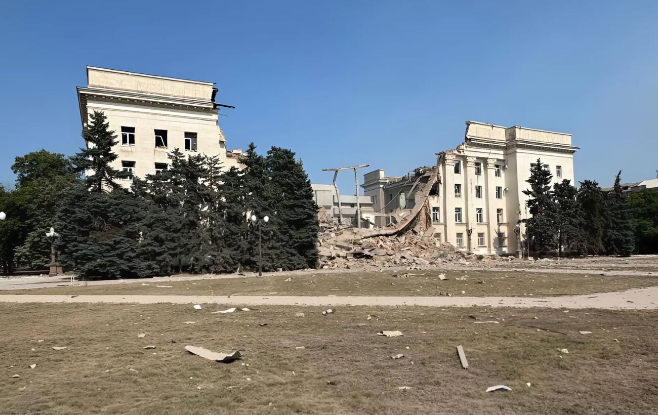 Зображення новини: Росіяни другим за день ударом знищили будівлю Херсонської ОВА: фото наслідків