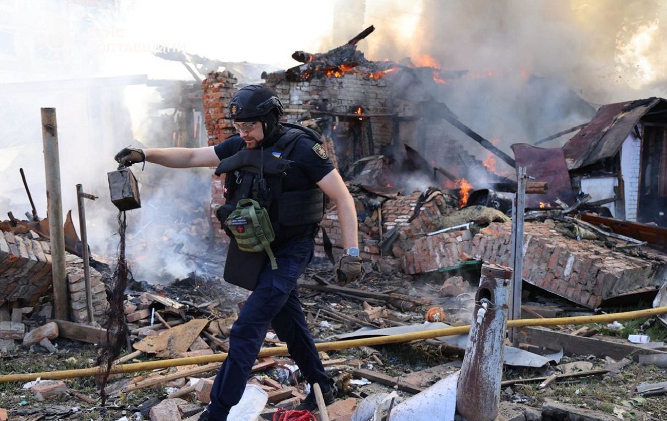 Зображення новини: Пожежі та зруйновані будинки: з'явились фото наслідків удару по Полтаві