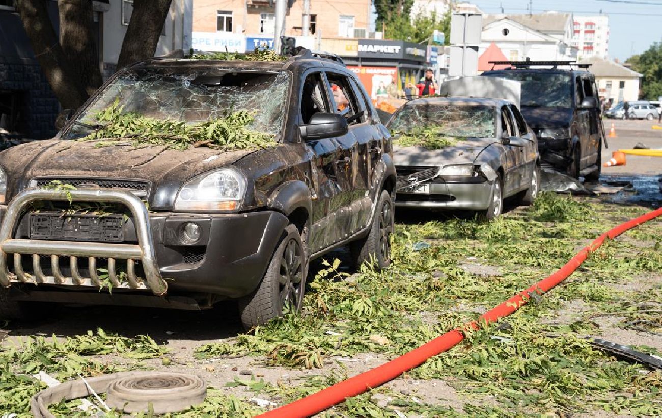 Зображення новини: З'явилися відео "прильоту" ворожих дронів по будівлі ТЦК в Полтаві