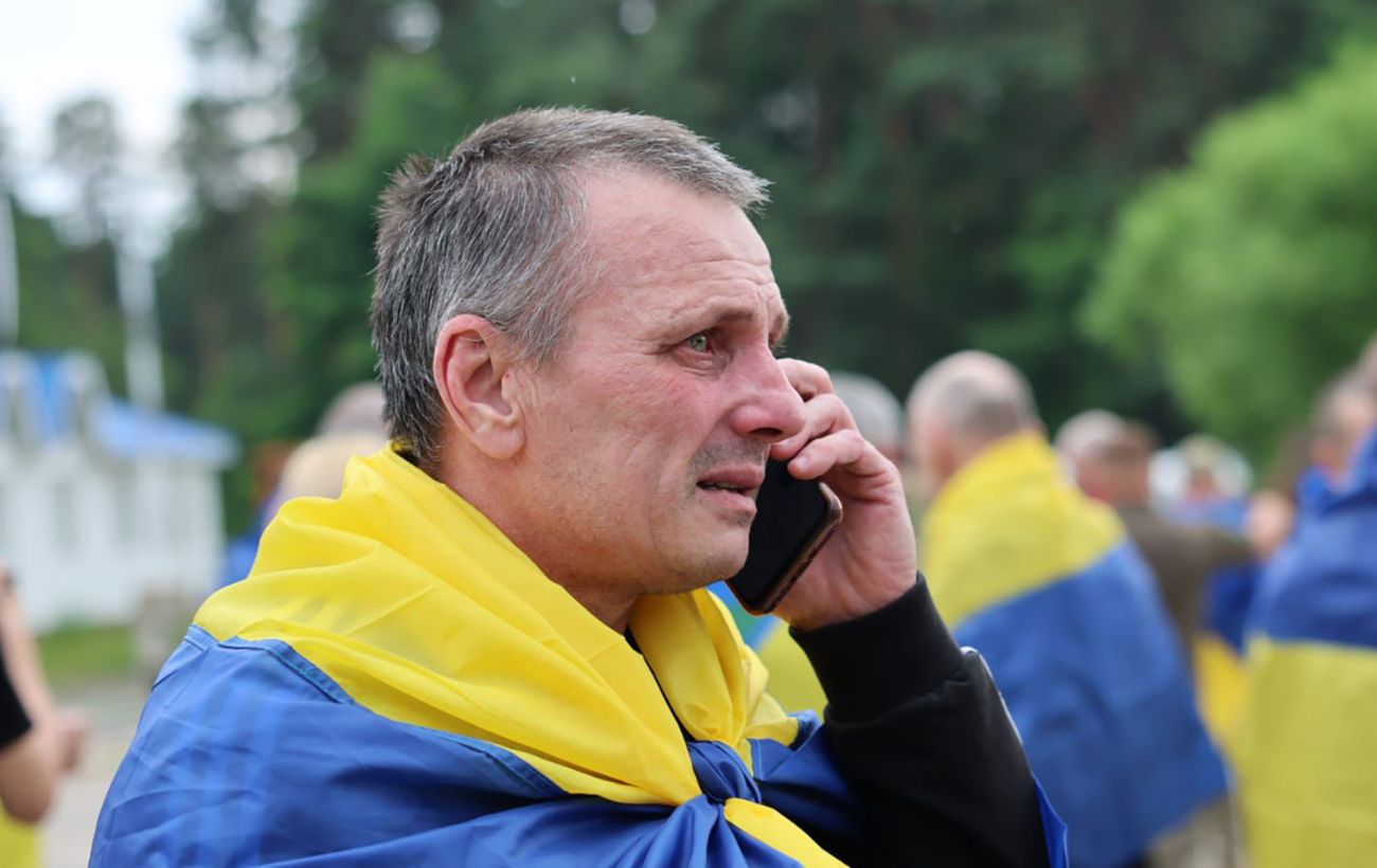 Зображення новини: Плакали та цілували землю: з’явилися зворушливі відео повернення українських захисників