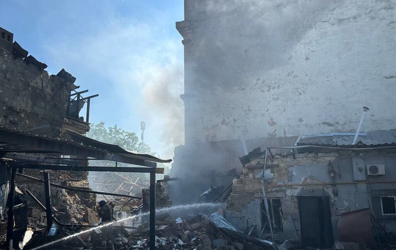 Зображення новини: Понівечені будинки, бургерна і "ПриватБанк": фото і відео з Миколаєва після атаки