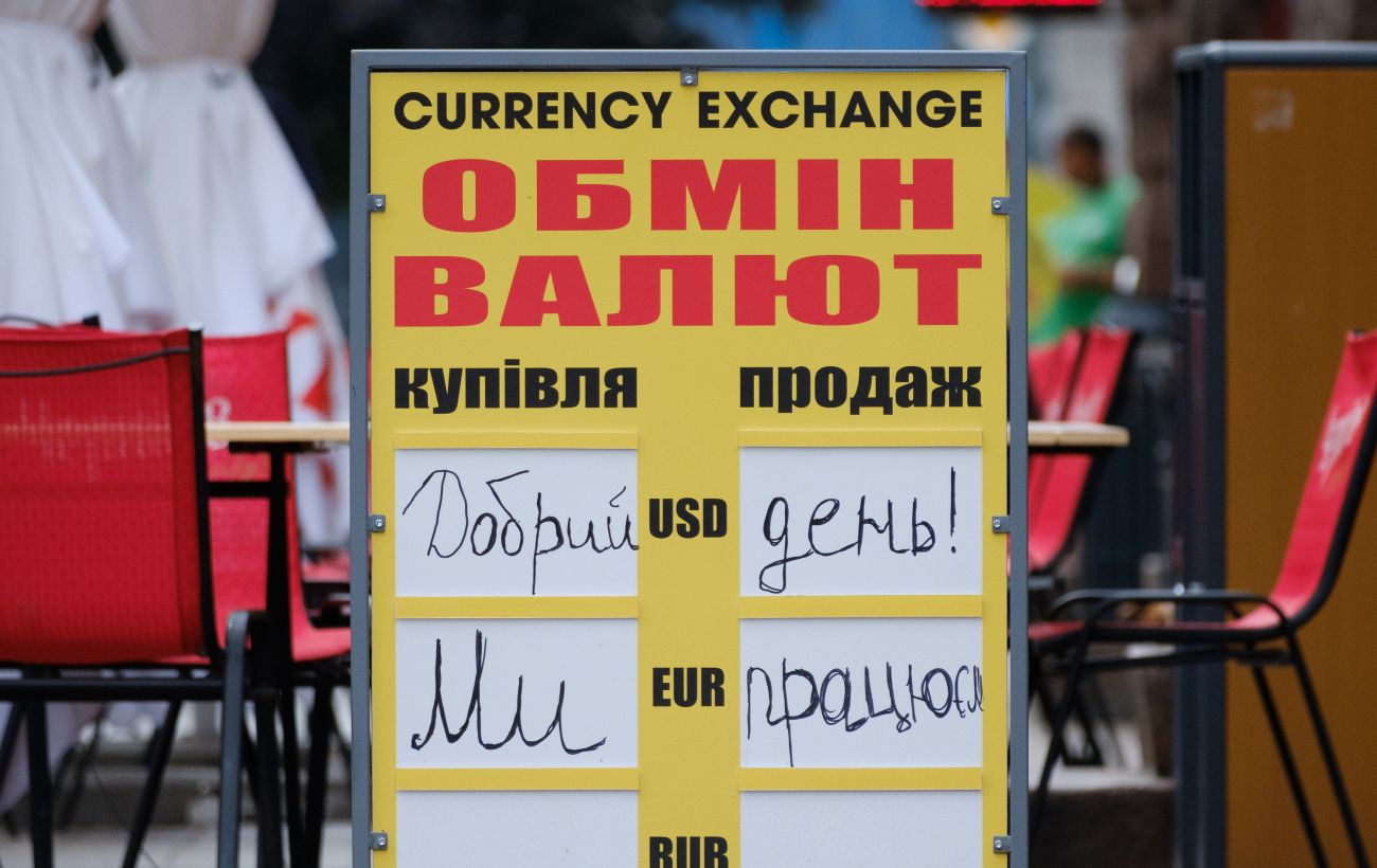 Зображення новини: Скільки коштують долар і євро на початку тижня: обмінні пункти оновили курси