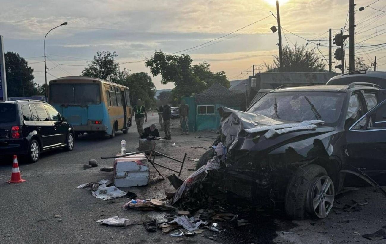 Зображення новини: На Закарпатті п’яна водійка BMW протаранила блокпост: загинув прикордонник (фото)