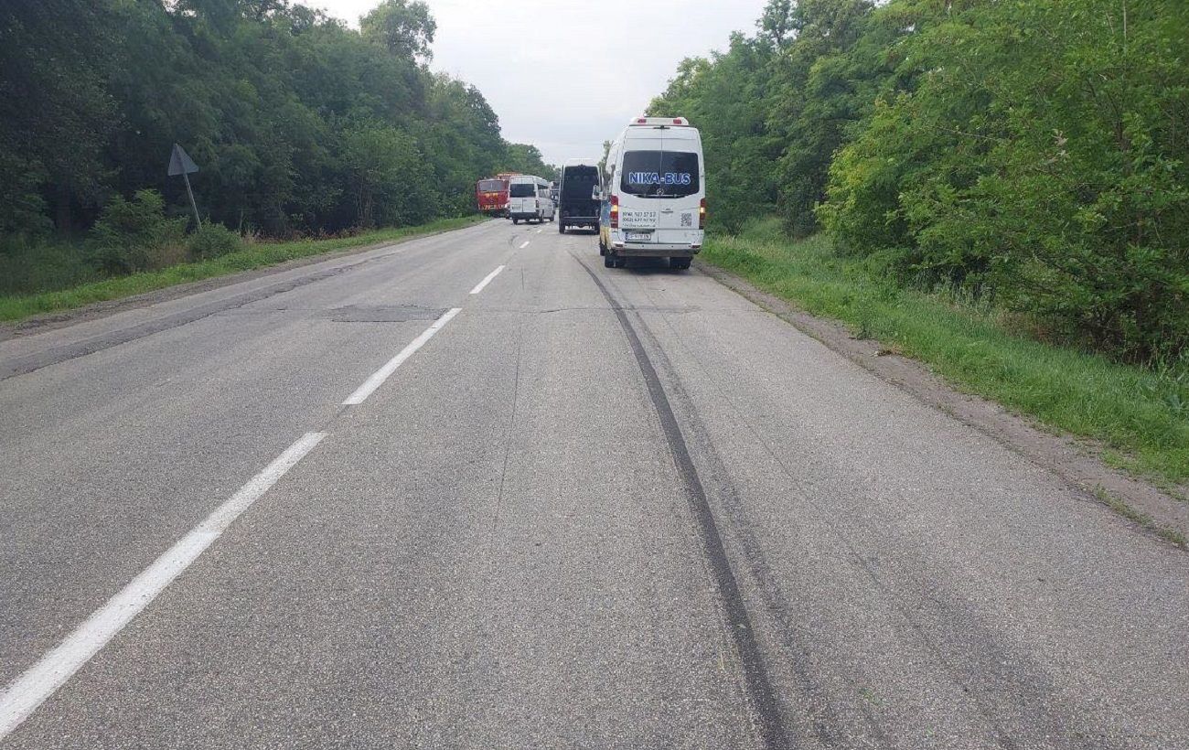 Зображення новини: Під Дніпром перекинувся автобус з людьми: є загиблий, багато поранених (фото)