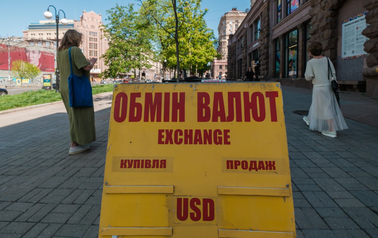 Зображення новини: Долар пішов угору, євро - дорожче 49 гривень: НБУ встановив офіційні курси