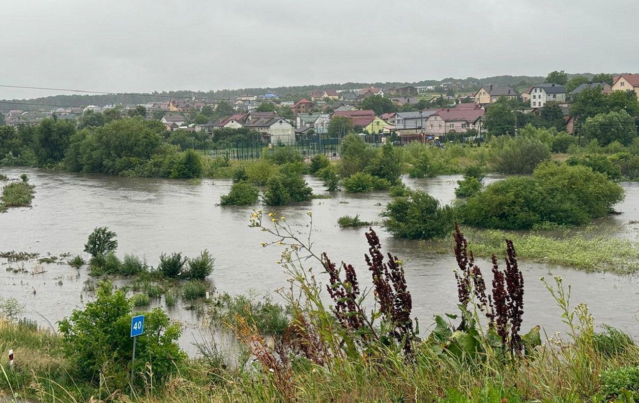 Зображення новини: Вода піднялася до 3 метрів. У Львові частині районів загрожує підтоплення