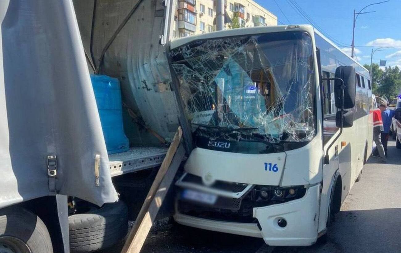 Зображення новини: У Києві маршрутка протаранила вантажівку: перші деталі від поліції (фото)