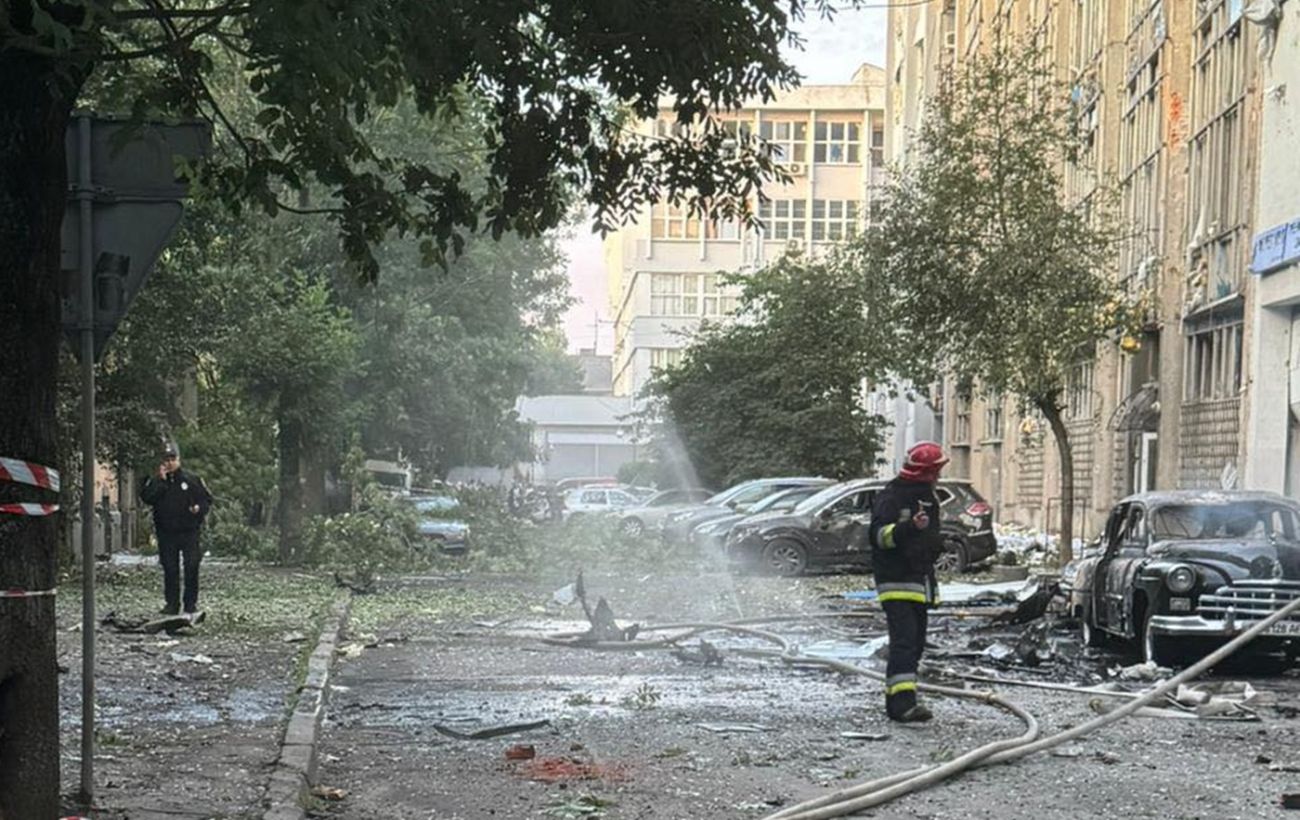 Зображення новини: Наслідки нічної атаки на Львів: удар дрона знищив під’їзд двоповерхового будинку (фото)