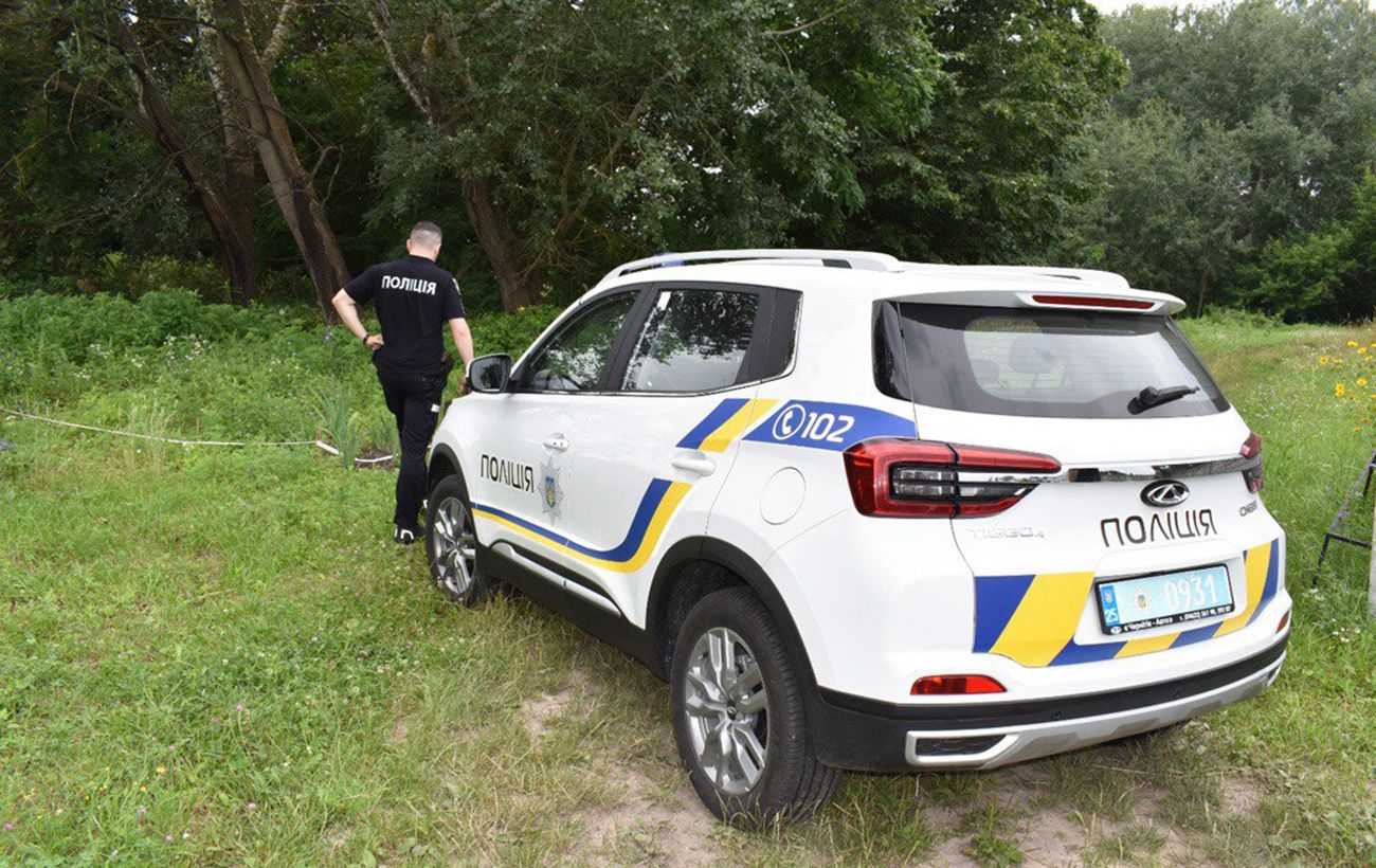 Зображення новини: Росіяни вдарили FPV-дроном по авто поліції в Харківській області: 4 поранених
