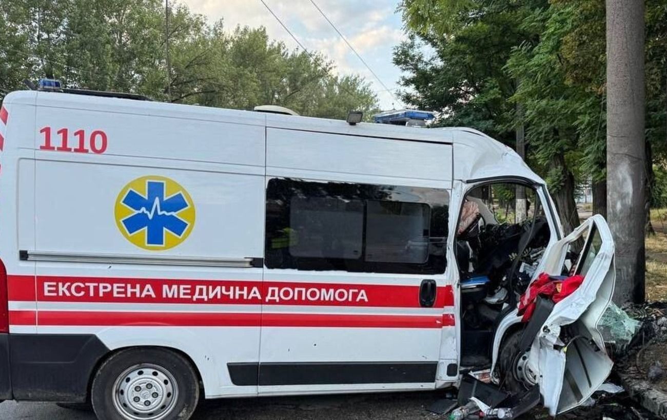 Зображення новини: "Швидка" врізалась у стовп у Дніпрі: один медик загинув, ще двоє постраждали