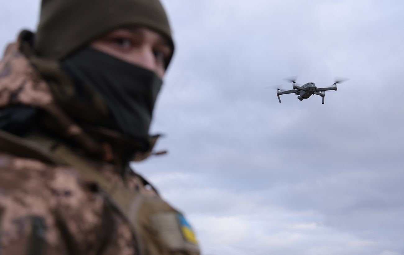 Зображення новини: Ювелірна робота з неба: українські FPV-дрони знищили позиції РФ і склад пального (відео)