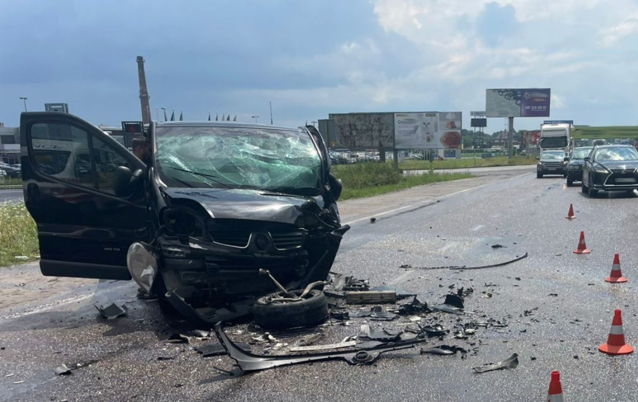 Зображення новини: Під Львовом 21-річний на BMW в'їхав в мікроавтобус: сім людей у лікарні (фото)