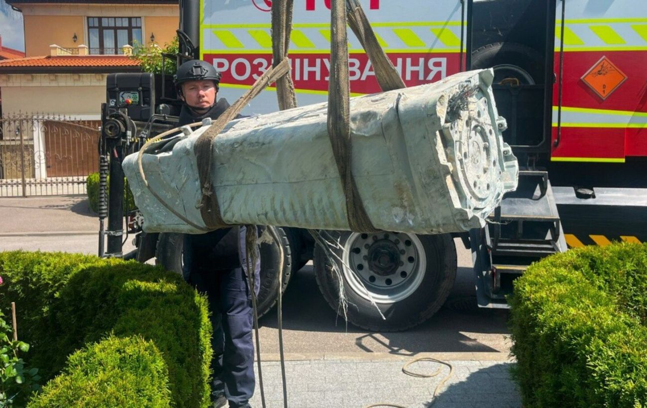 Зображення новини: Ракета впала біля будинку: у Києві сапери ДСНС знищили бойову частину Х-69 (фото)