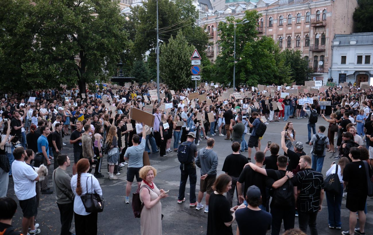 Зображення новини: Росія підробила фото з протестів у Києві, щоб видати учасників за капітулянтів