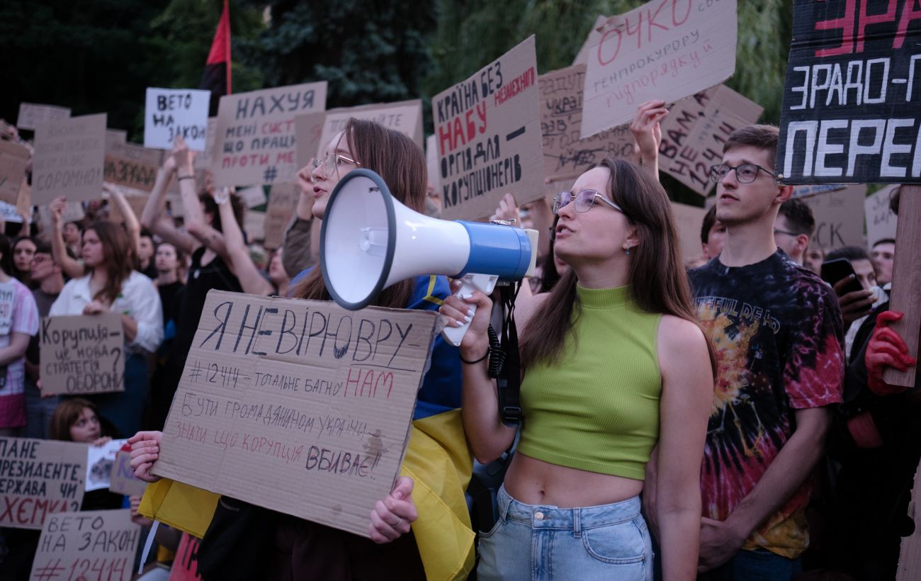 Зображення новини: На хвилі протестів. Що не так із законом про НАБУ та САП і яке рішення пропонує Зеленський