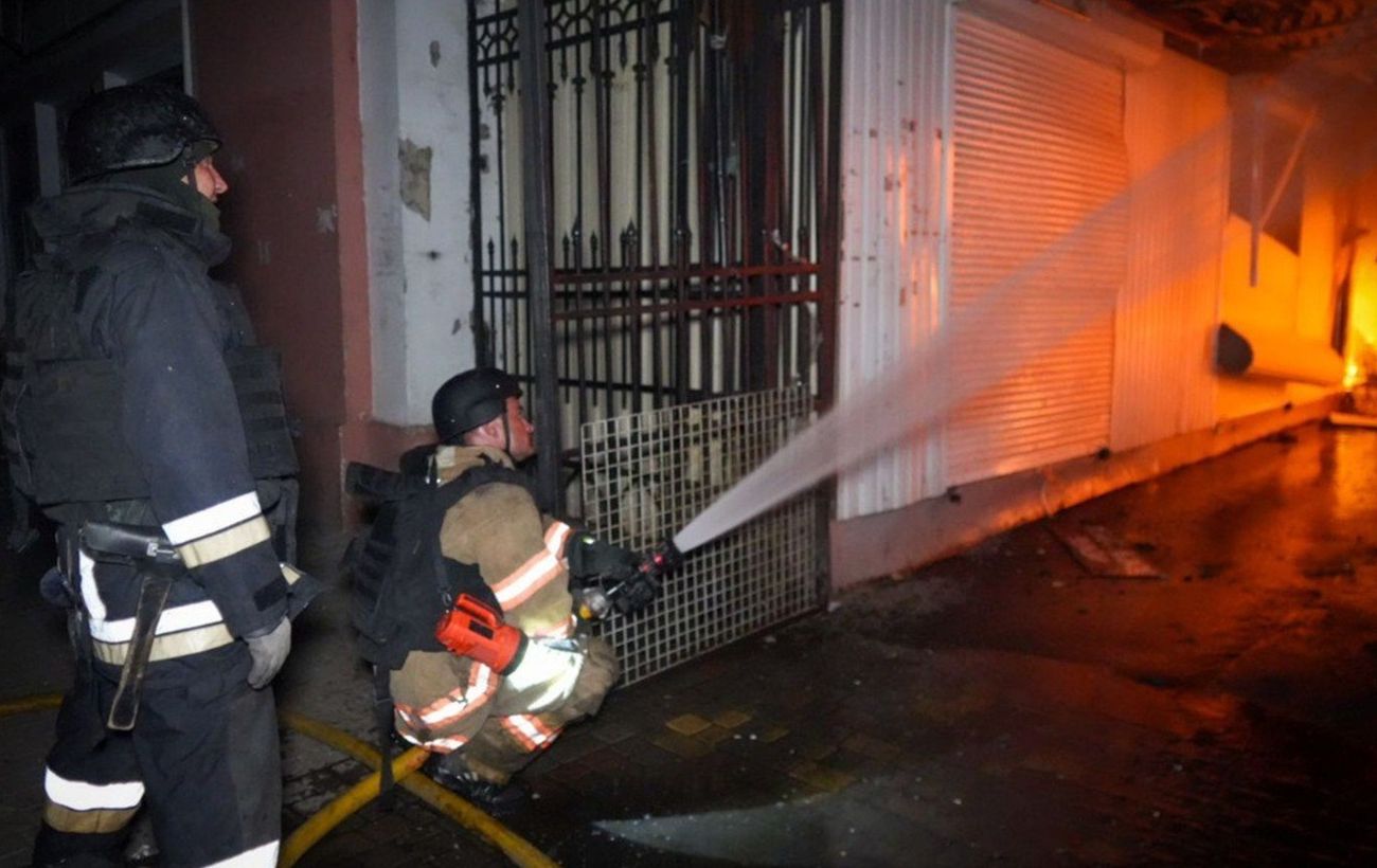 Зображення новини: В Одесі горить ринок "Привоз" після атаки РФ: з'явилися фото наслідків