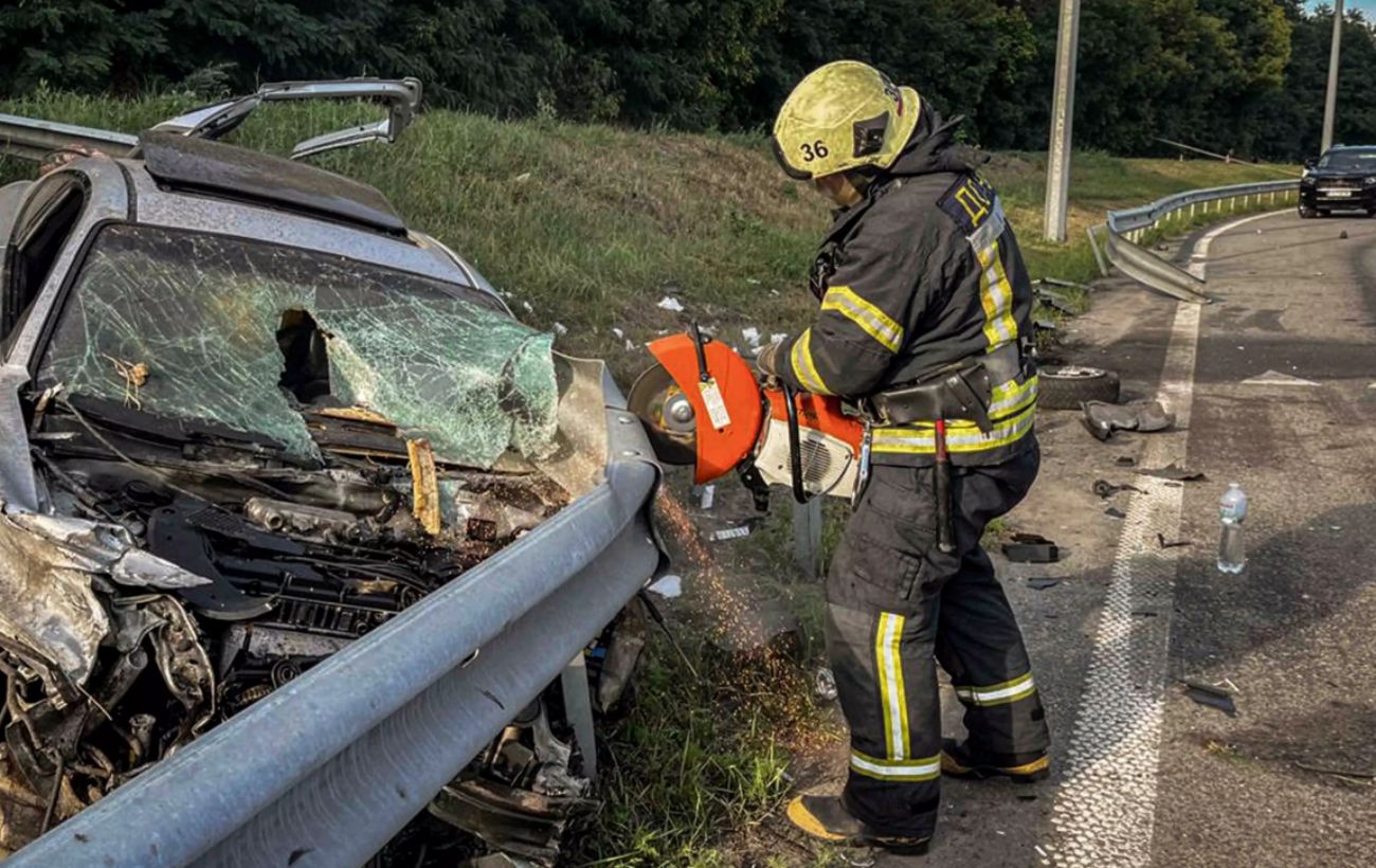 Зображення новини: Відбійник прошив салон: водій загинув у страшній ДТП під Києвом (фото)