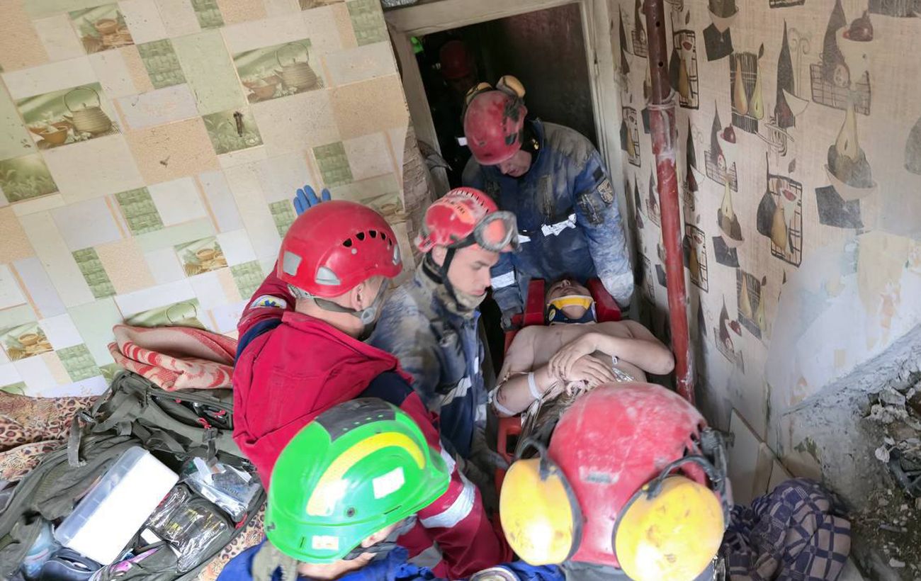 Зображення новини: Живий! Рятувальники показали чоловіка, якого дістали з-під завалів в Києві
