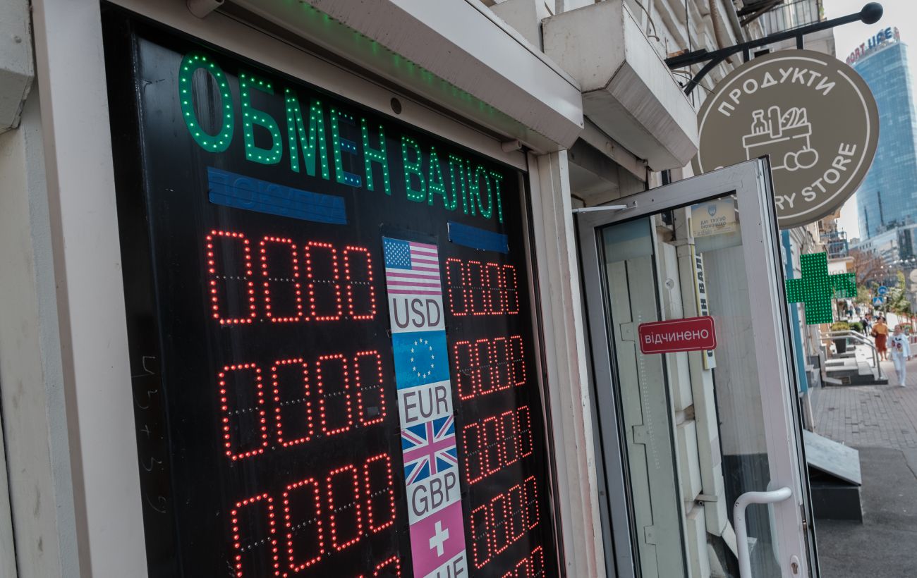 Зображення новини: Що буде з доларом та євро на початку серпня: чи варто бігти до обмінників