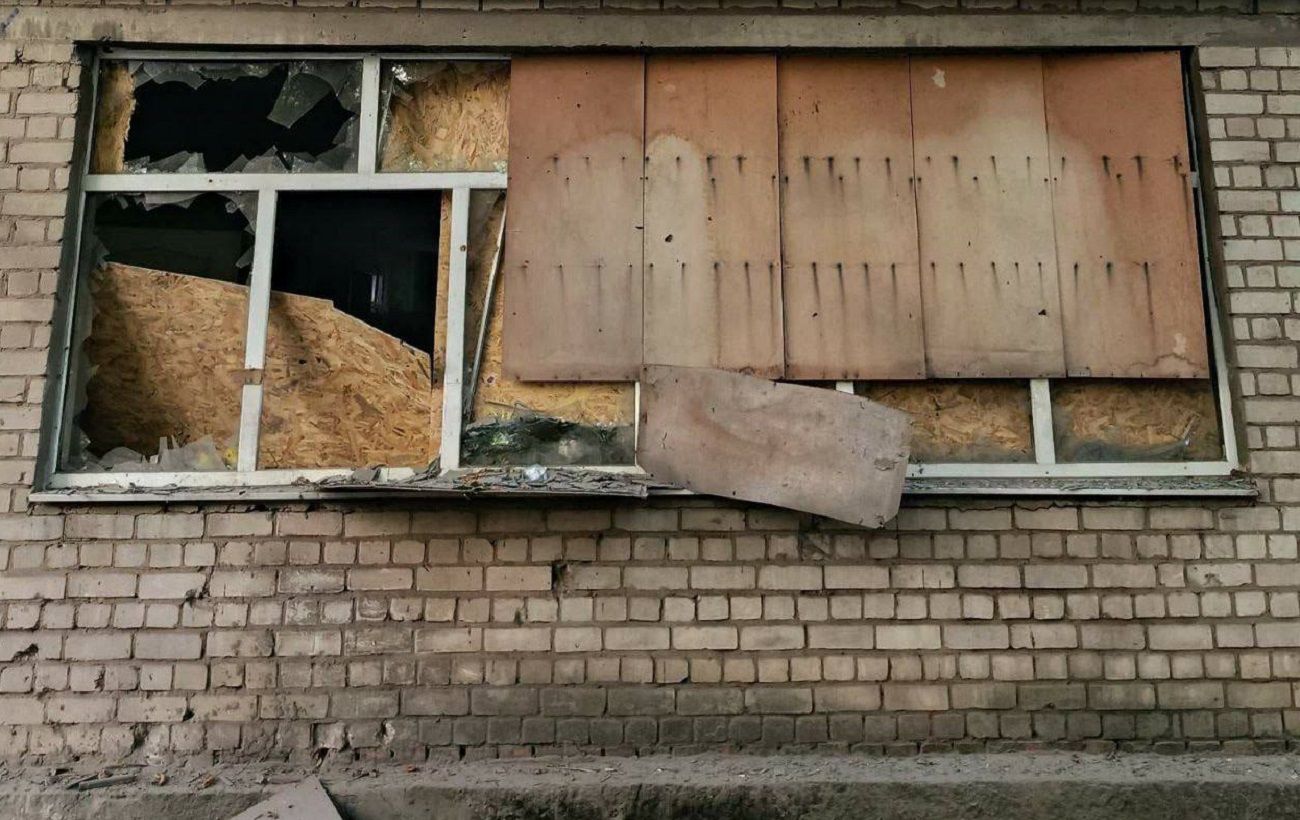 Зображення новини: Пошкоджено навчальний заклад, є поранений: з'явилися фото наслідків удару по Херсону