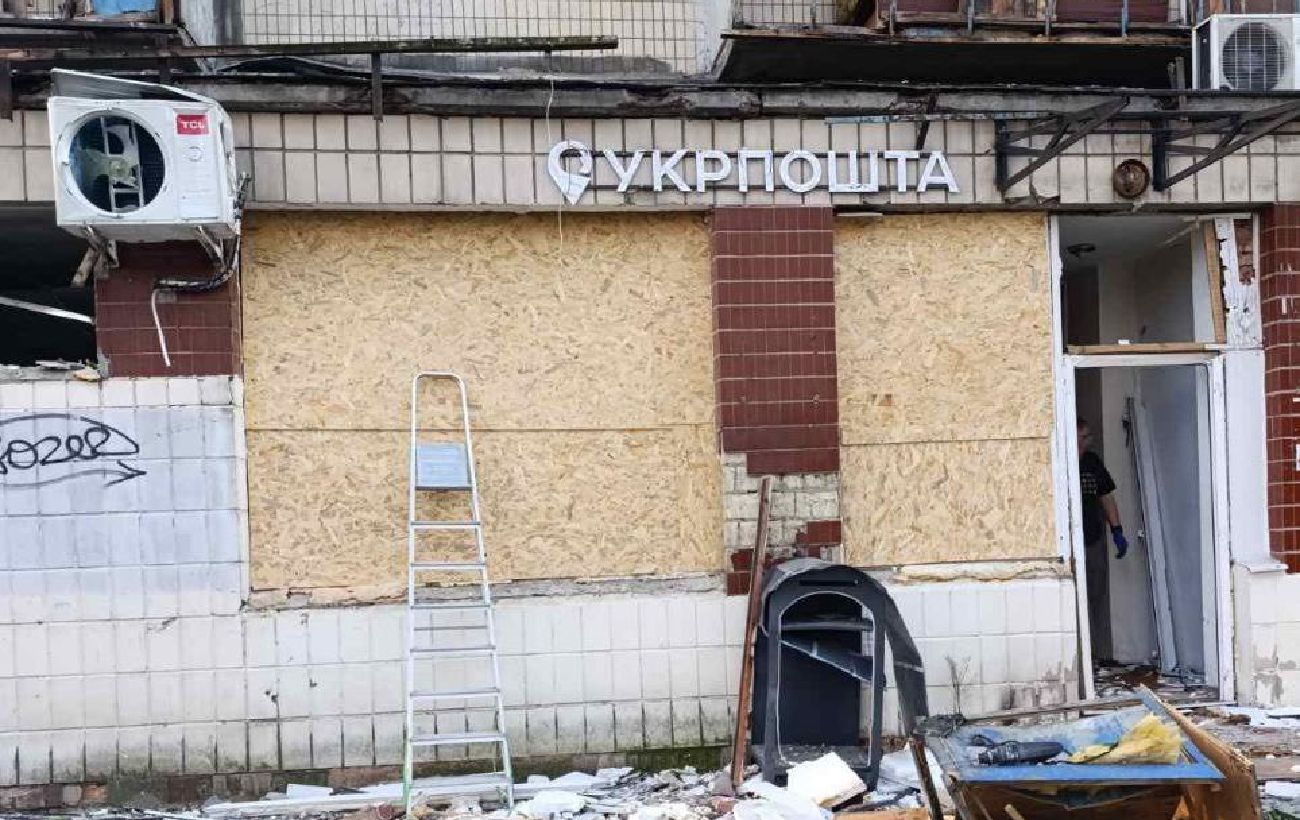 Зображення новини: Російська ракета розбомбила відділення "Укрпошти" в Києві (фото)