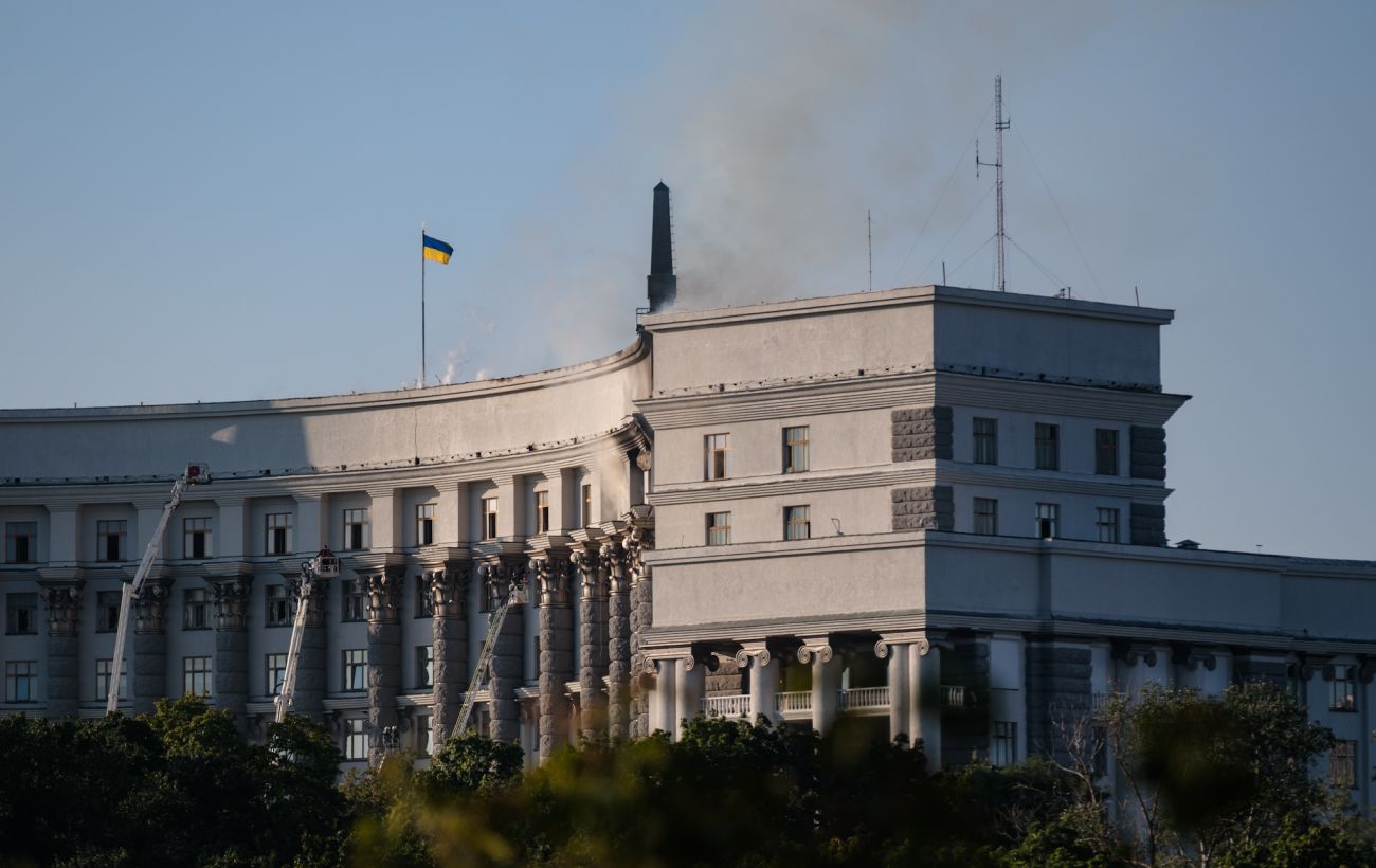 Зображення новини: РФ вперше за час війни атакувала будівлю Кабміну: на верхніх поверхах пожежа (фото)