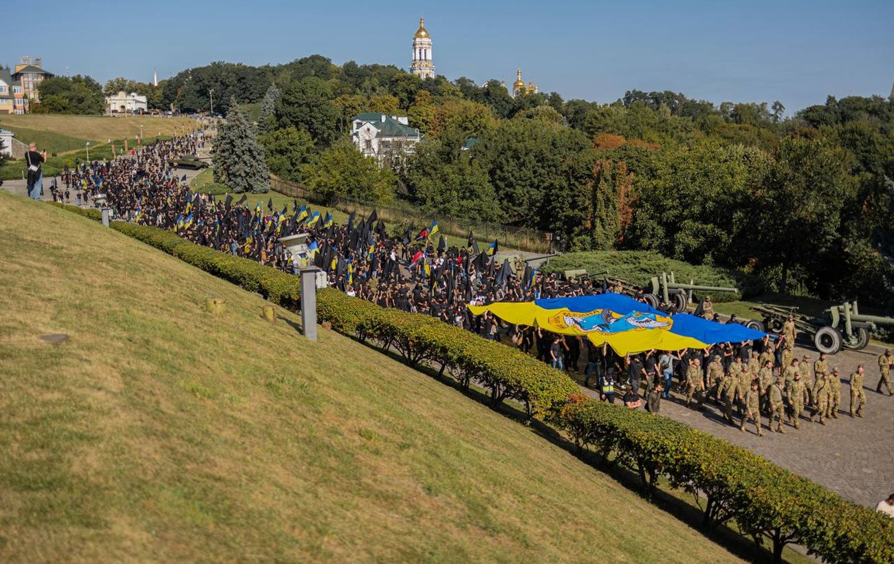 Зображення новини: "Тінь" на вулицях міст: молодь вшановує розвідників та запрошує до спільноти