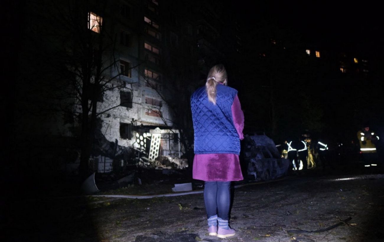 Зображення новини: Нічний обстріл Запоріжжя: вибиті вікна, згорілі авто та зруйноване подвір'я (фото)