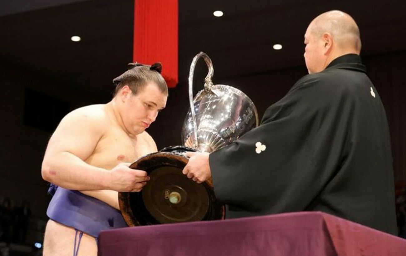 Зображення новини: Виграв Кубок Імператора: українець Явгусишин здобув головний трофей японського сумо (відео)