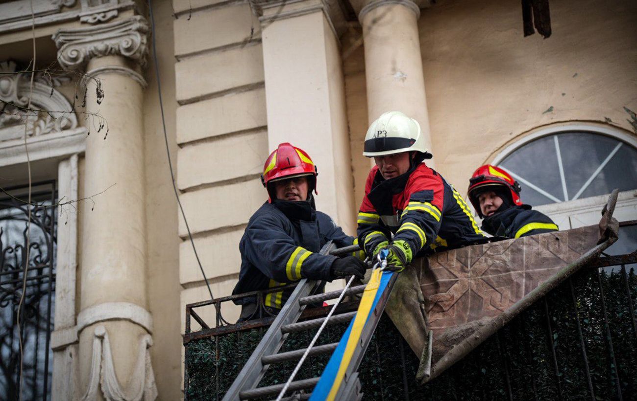 Зображення новини: В центрі Одеси обвалився балкон з людьми: деталі від рятувальників