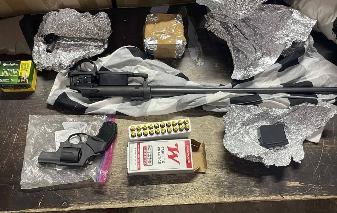 Зображення новини: Возив зброю з США поштою: митники викрили контрабандиста з подвійним громадянством