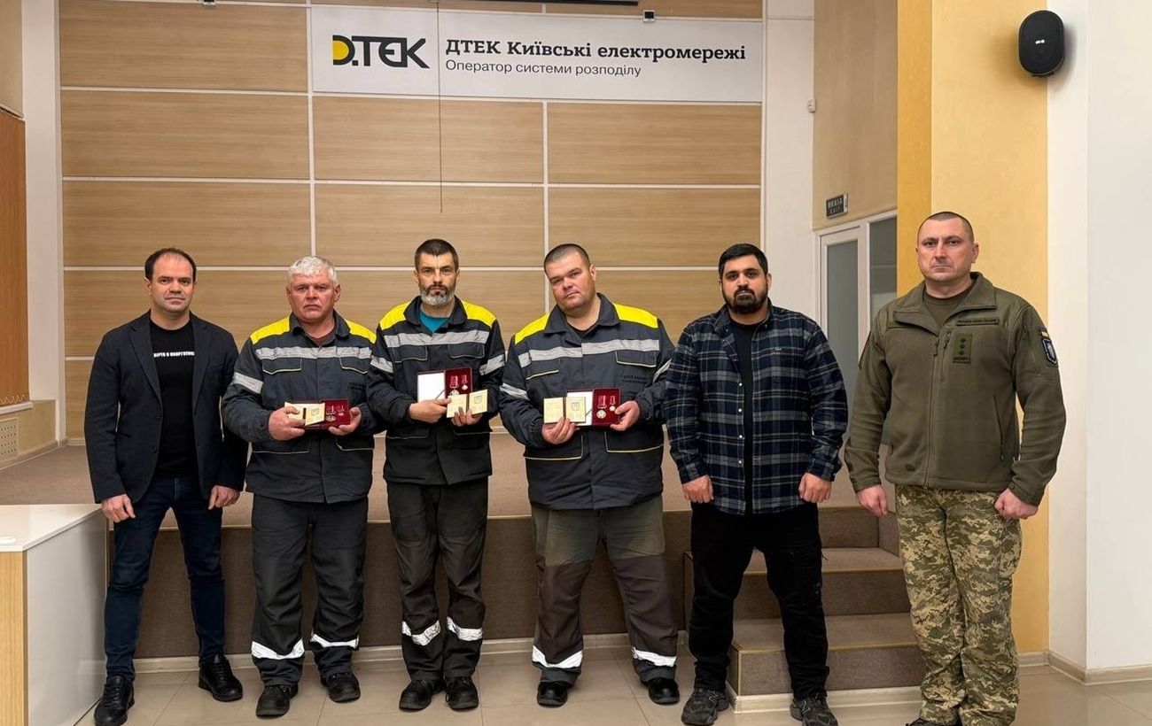 Зображення новини: Три енергетика ДТЕК отримали відзнаки від КМВА за ремонти після обстрілів