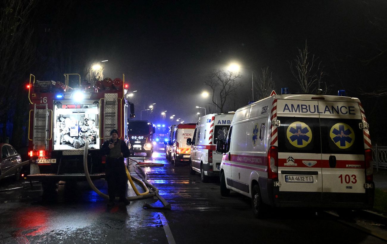 Зображення новини: Масована атака на Київ: палають висотки у різних районах, серед постраждалих є діти