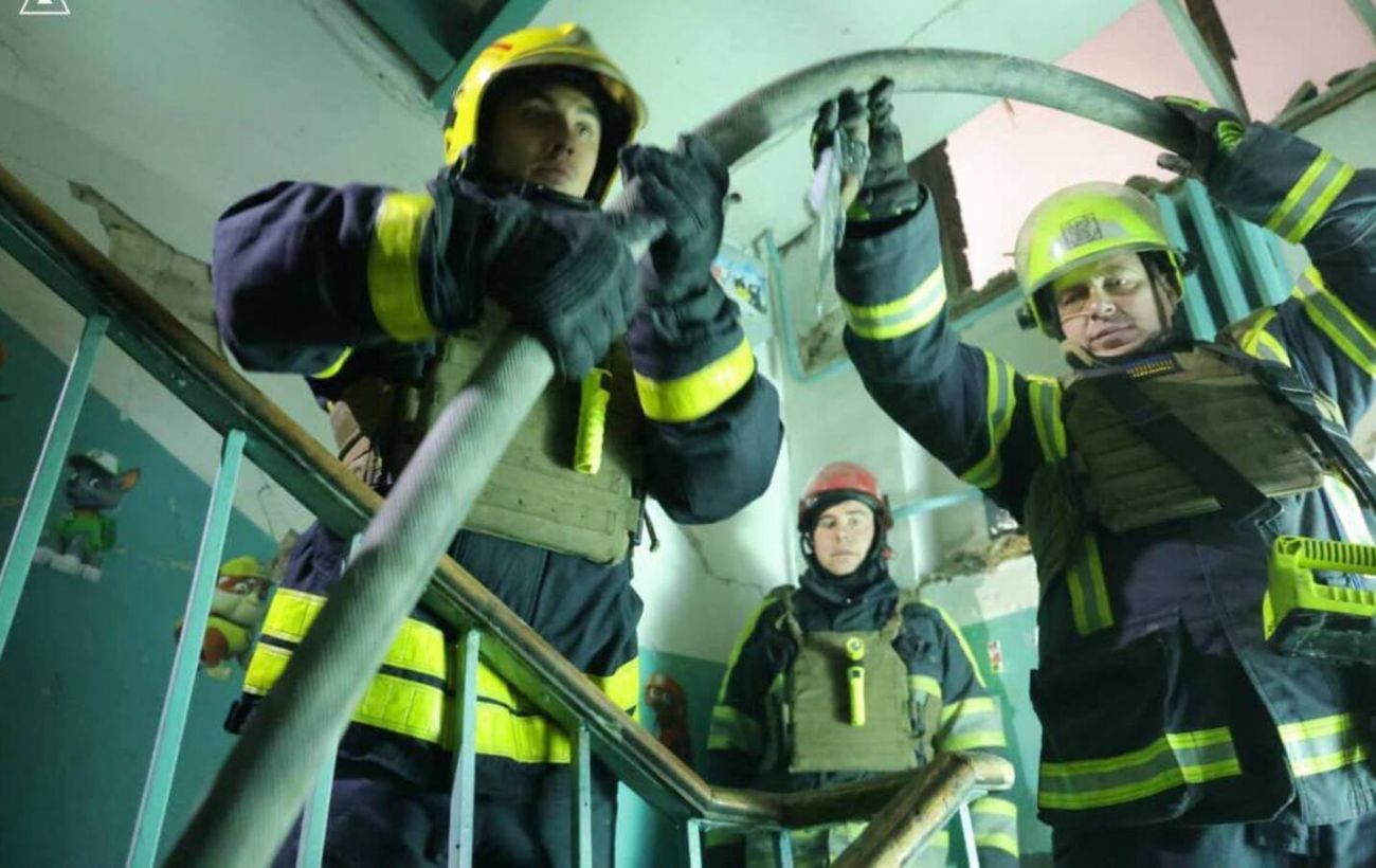 Зображення новини: Пошкоджені 5 багатоповерхівок, є жертва: з'явилися перші фото наслідків атаки на Київ