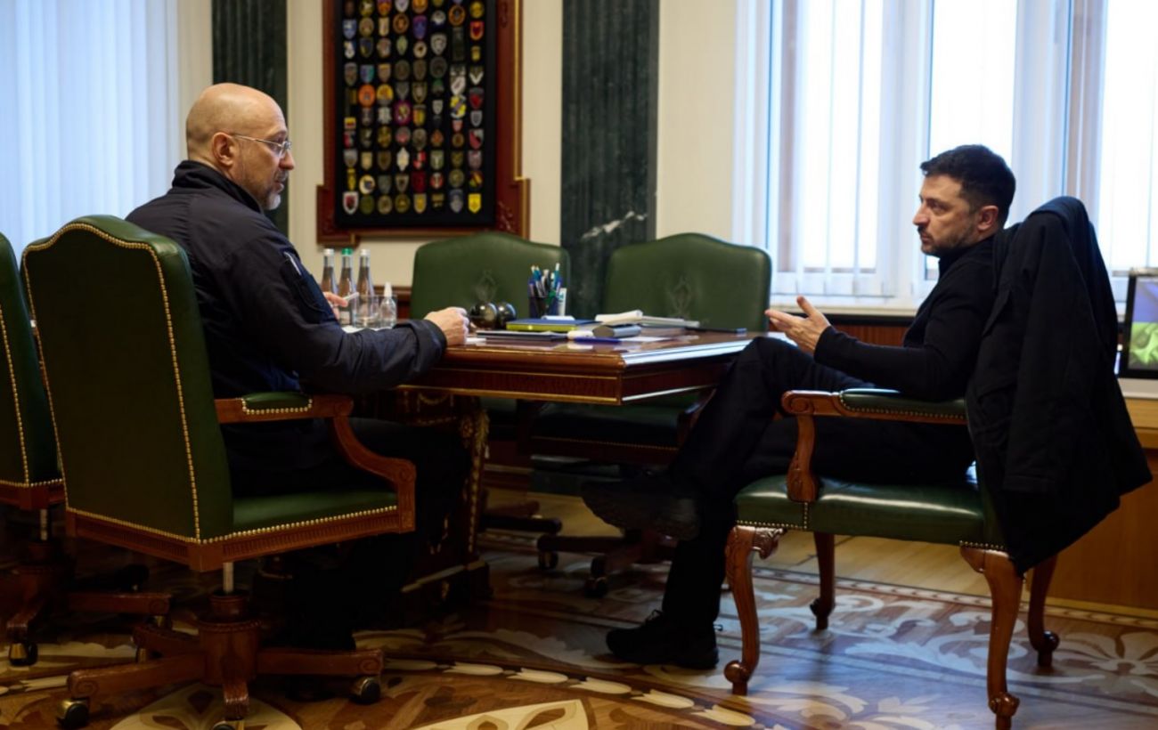 Зображення новини: Зеленський доручив Шмигалю підготувати новий план оборони України