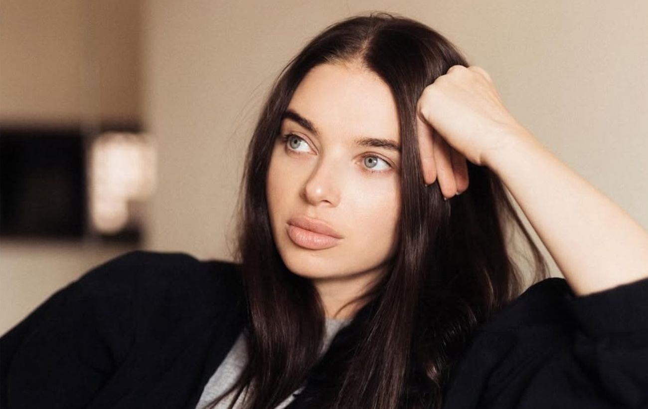 Зображення новини: Дружина Усика вразила бездоганним офісним шиком: блуза з бантом і широкі штани