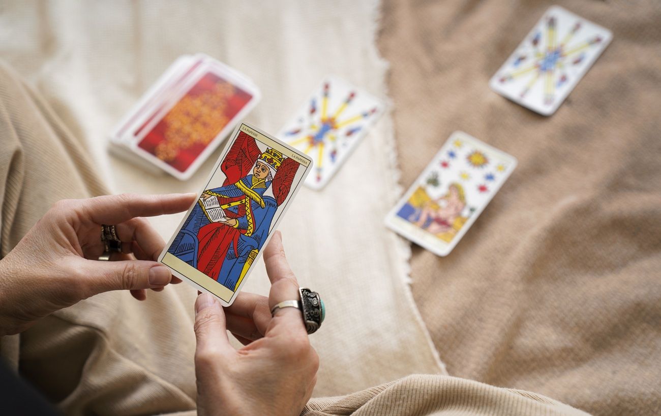 Зображення новини: Таро-гороскоп на 4 грудня: яким знакам доведеться долати перешкоди