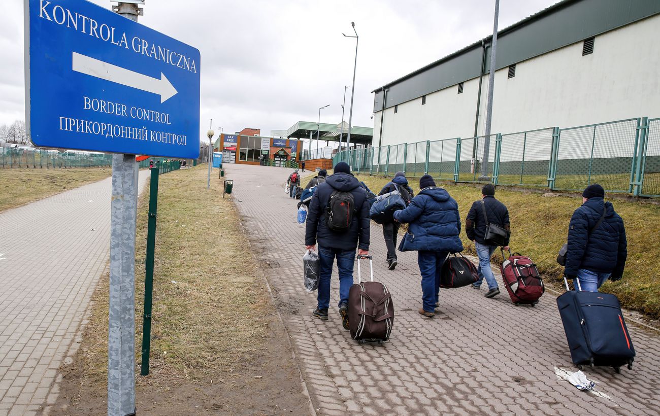 Зображення новини: Українці виїжджають за кордон через посилення обстрілів цивільної інфраструктури, - НБУ