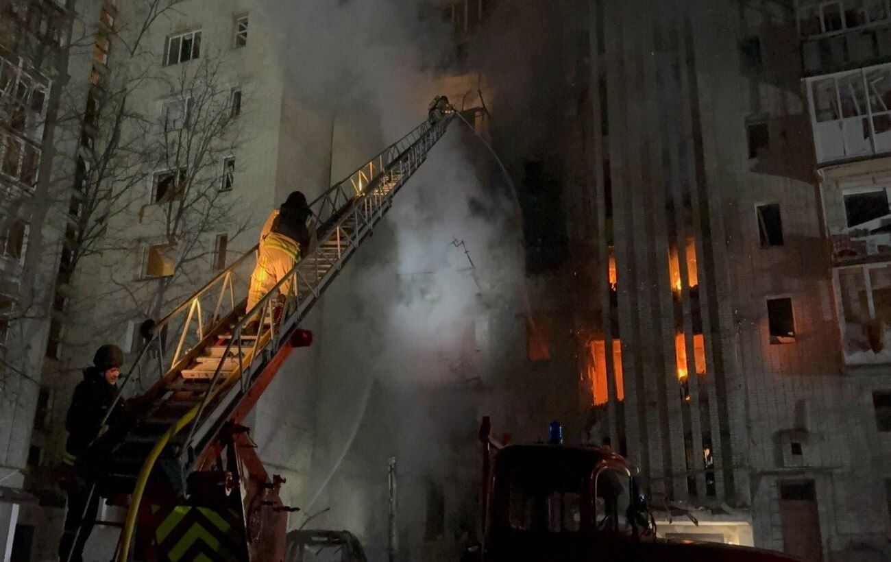 Зображення новини: Нічний обстріл Охтирки на Сумщині: горіли квартири, евакуйовані десятки людей (фото)