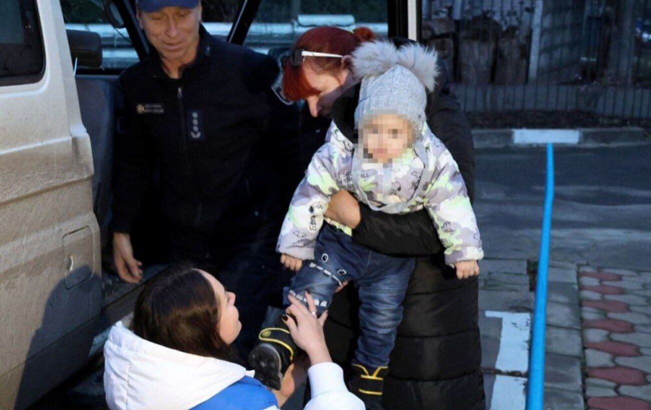 Зображення новини: Рятувальники вивезли з прифронтової зони на Запоріжжі 4 покоління однієї родини