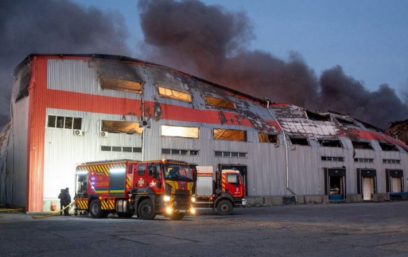 Зображення новини: Масштабна пожежа охопила склад з бойлерами та обігрівачами після атаки РФ на Одещину
