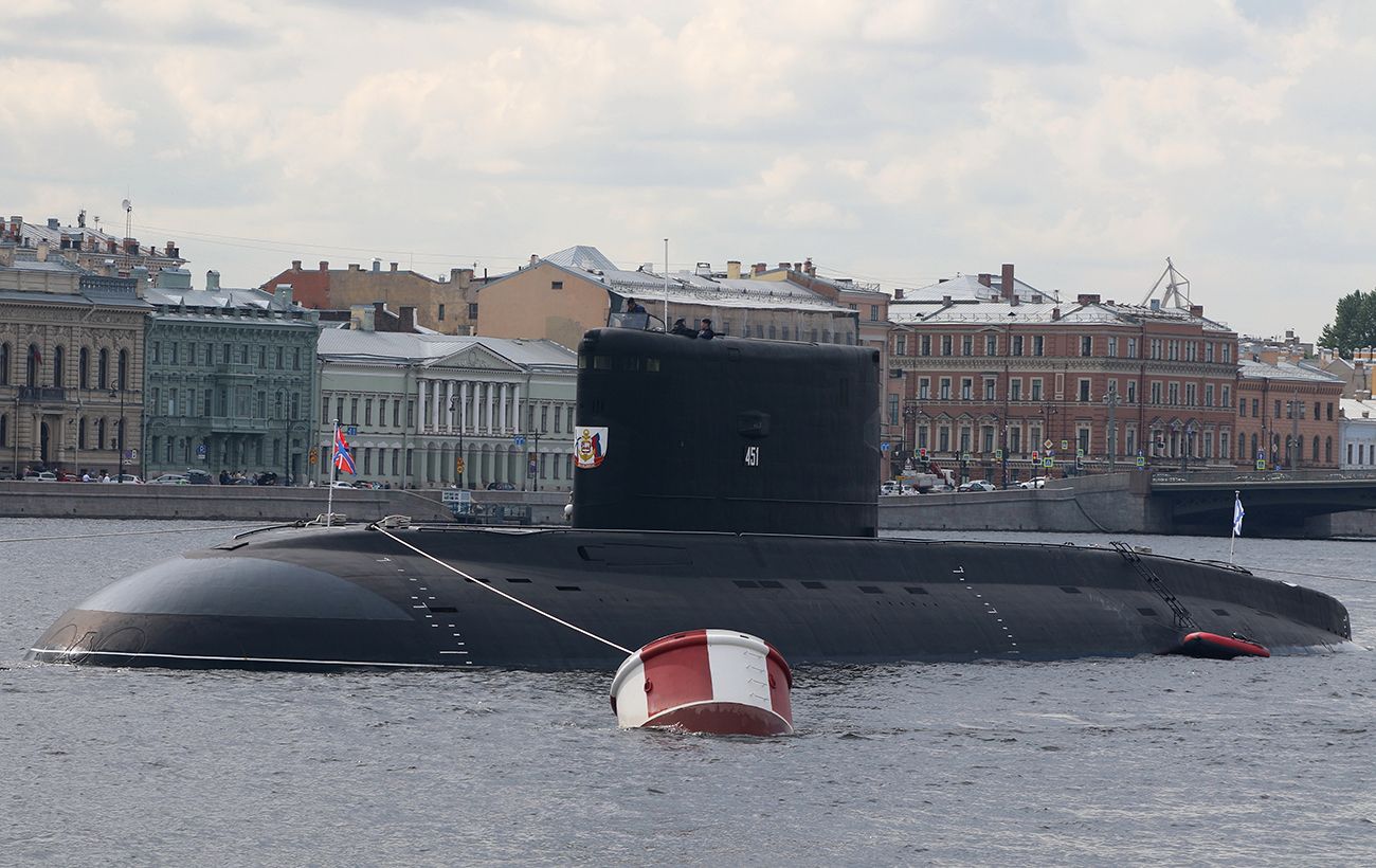 Зображення новини: Удар СБУ по підводному човну РФ: супутникові знімки зафіксували наслідки