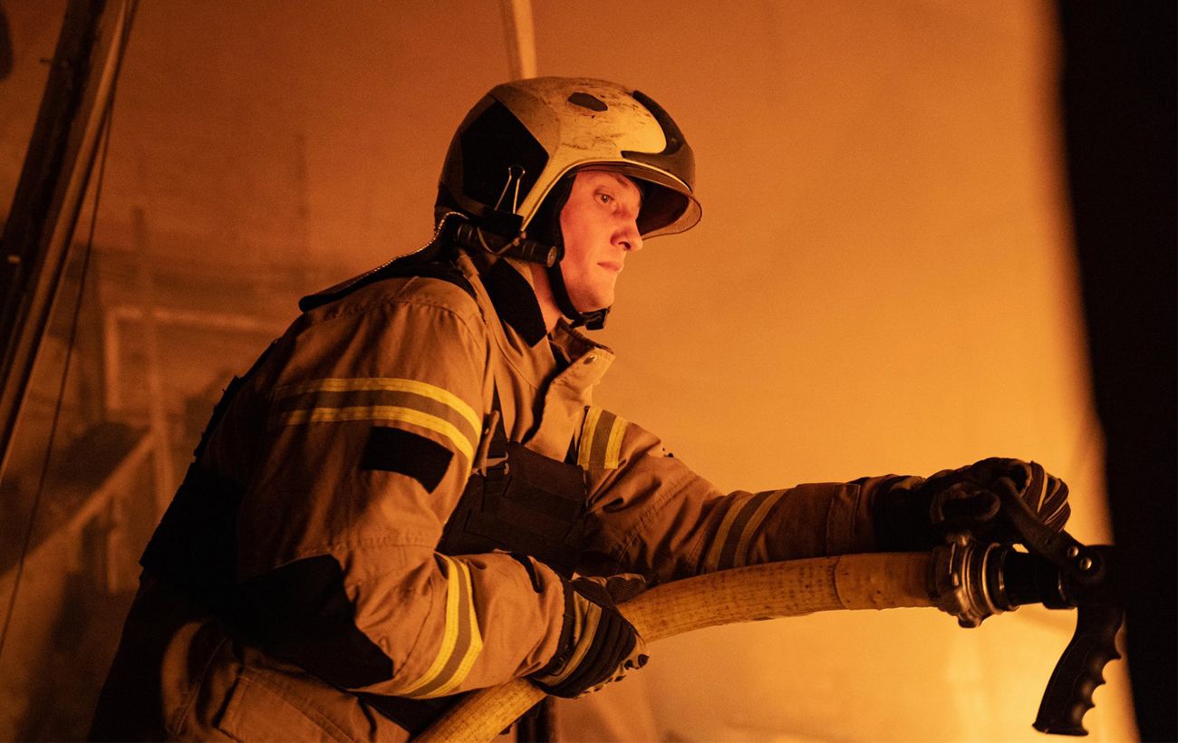 Зображення новини: У Києві на Виноградарі почалася сильна пожежа, рятувальники розкрили деталі