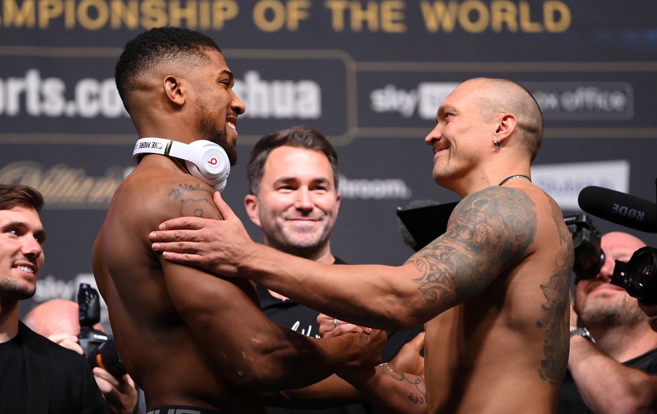 Зображення новини: Усик "посвятив" Джошуа у козаки: подарунок з підтекстом та урок історії (відео)