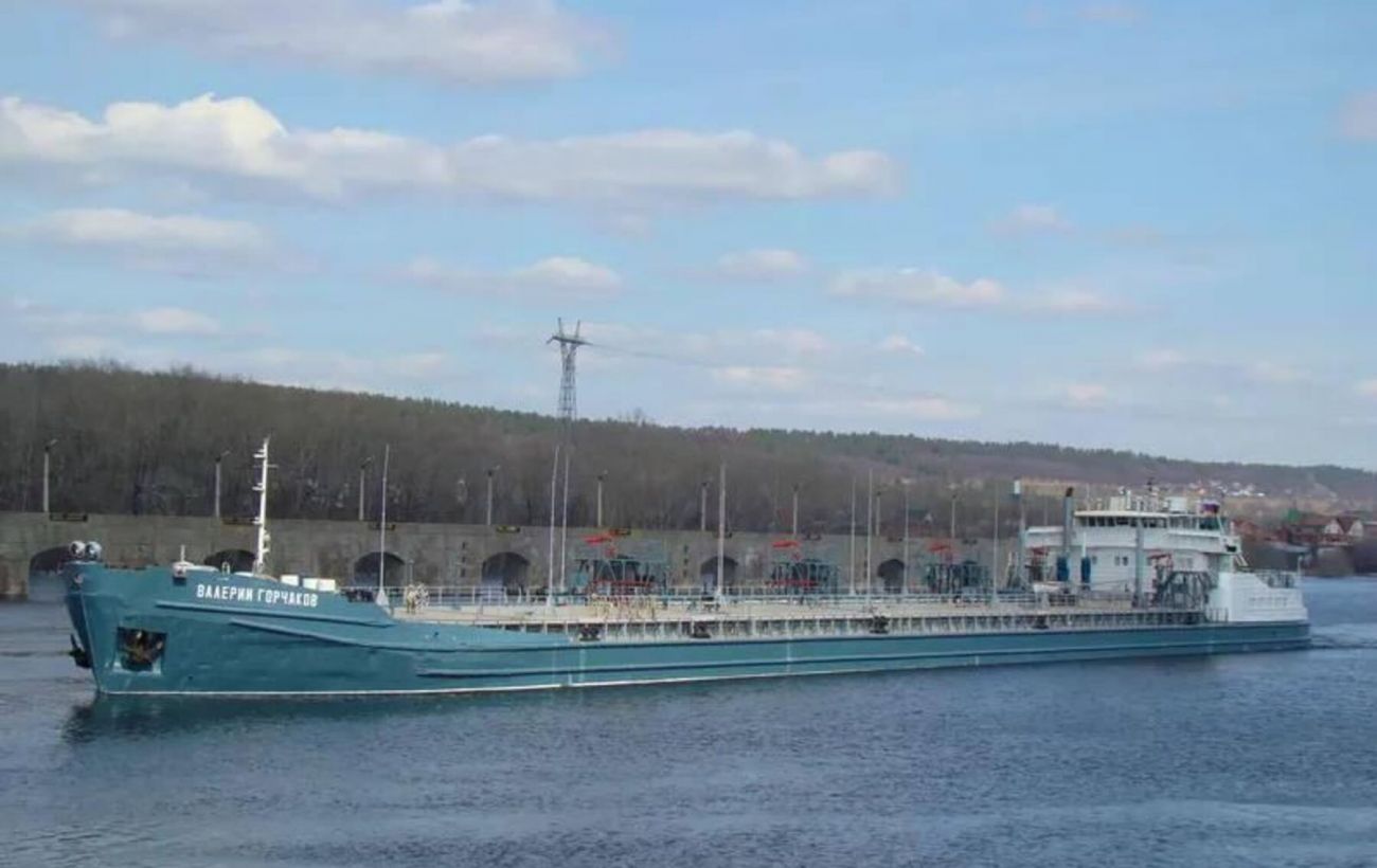 Зображення новини: Нафту возити не буде: атакований в Ростові-на-Дону танкер РФ почав тонути