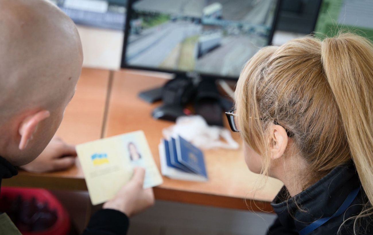 Зображення новини: Чи впустять в Україну з простроченим паспортом: пояснення ДПСУ