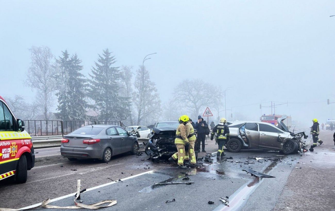 Зображення новини: На трасі "Київ–Чоп" біля Рівного зіткнулися близько восьми авто: рух у бік столиці перекрито