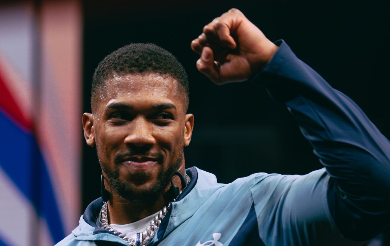 Зображення новини: Джошуа відсвяткував перемогу над Полом з прапором українського спецпідрозділу