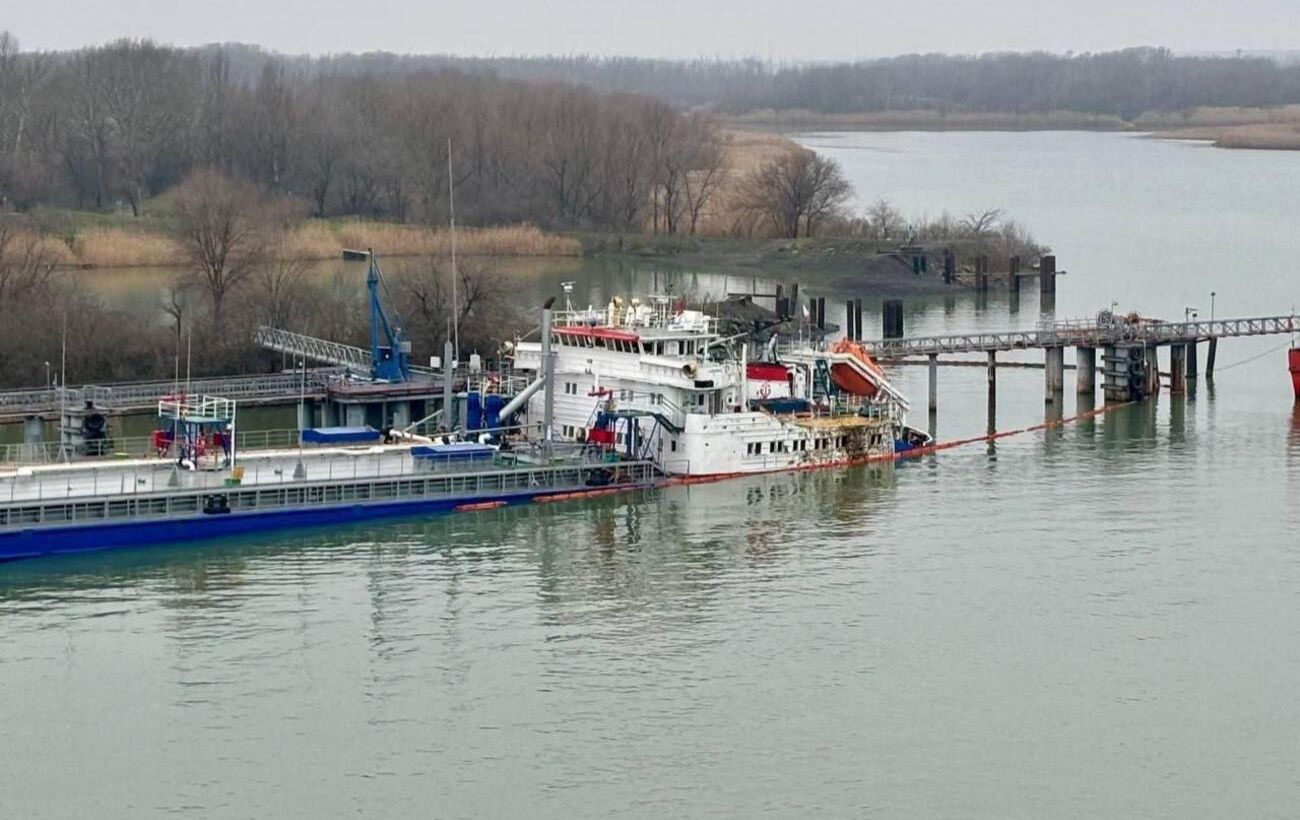 Зображення новини: Російський танкер "Валерий Горчаков", атакований дронами, повільно йде під воду