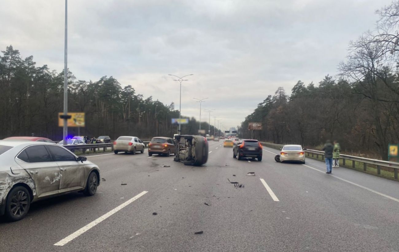 Зображення новини: В'їзд до Києва ускладнено: на Бориспільській трасі сталась масштабна аварія (фото)